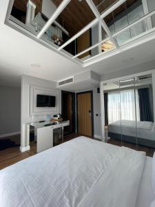 a bedroom with a bed and a desk and a tv at Flora Ordu Hotel Apart Suite in Ordu