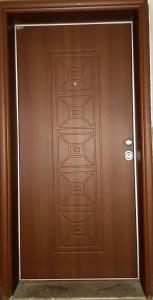 una puerta marrón con un diseño en ella en Viki Apartments en Strumica