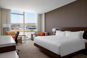 Postel nebo postele na pokoji v ubytování Calgary Airport Marriott In-Terminal Hotel