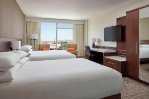 Postel nebo postele na pokoji v ubytování Calgary Airport Marriott In-Terminal Hotel