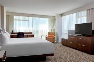 TV a/nebo společenská místnost v ubytování Calgary Airport Marriott In-Terminal Hotel