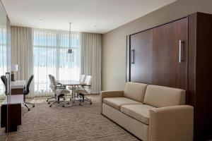 Posezení v ubytování Calgary Airport Marriott In-Terminal Hotel