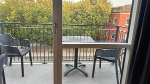 uma vista para uma varanda com cadeiras e uma mesa em City Apartment Dæmningen Vejle em Vejle