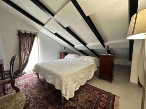 um quarto com uma cama, uma janela e um tapete em Particolari nel Cilento em Giungano