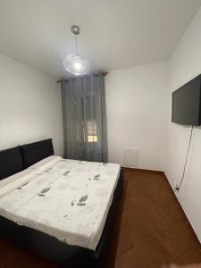 Uma cama ou camas num quarto em Appartamento zona centro Savona con due camere