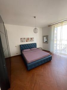 um quarto com uma cama grande num quarto em Appartamento zona centro Savona con due camere em Savona