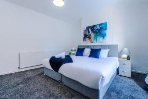 Tempat tidur dalam kamar di Cosy & Bright 2 BR House MCR