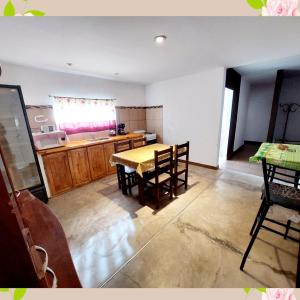 eine Küche mit einem Tisch und Stühlen im Zimmer in der Unterkunft Villa Emoción in Chilecito