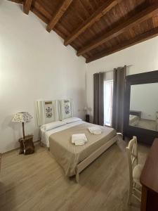 - une chambre avec un grand lit et une fenêtre dans l'établissement B&B Vittorio Emanuele, à Cirò Marina