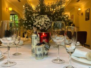 stół z kieliszkami do wina na stole ze świecą w obiekcie Luxury Garden Villa with premium spa 4 bedrooms Ciputra w mieście Hanoi