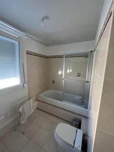 ein Badezimmer mit einem WC und einer Badewanne in der Unterkunft Maison de 6 à 8 personnes in Faches-Thumesnil