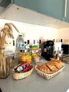 - un comptoir de cuisine avec deux paniers de pain et de nourriture dans l'établissement El rincón soleado, à Medina de Pomar