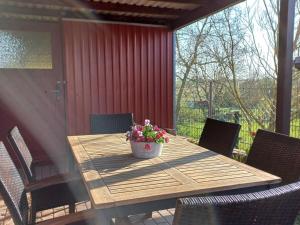 una mesa de madera con una maceta de flores. en Ferienhaus Matilda, en Kargow