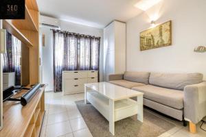 - un salon avec un canapé et une table dans l'établissement Cozy 1 Bedroom Oasis in the Heart of St. Julians by 360 Estates, à San Ġiljan