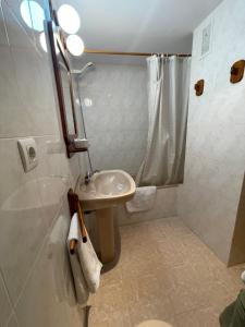 Koupelna v ubytování Atico en Biescas con Piscina, Tenis y Barbacoa