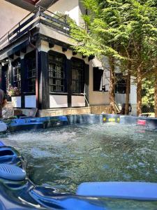 una piscina d'acqua di fronte a un edificio di Villa Rila Borovets Mountain & Luxury with Hot Jacuzzi & Sauna a Borovets