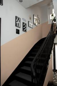 una scala in una casa con opere d'arte alle pareti di Hotel AVAlex a Berlino