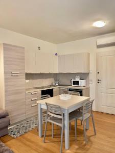 une cuisine avec une table et des chaises dans une pièce dans l'établissement Green and Relax, à Pozzolengo 10 autres photos