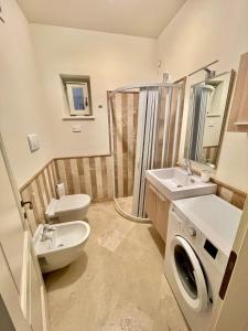 une salle de bain avec un lavabo et une machine à laver dans l'établissement Green and Relax, à Pozzolengo