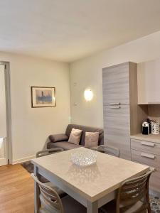 un salon avec une table et un canapé dans l'établissement Green and Relax, à Pozzolengo