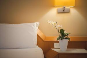 A bed or beds in a room at Best Western Mirage Hotel Fiera