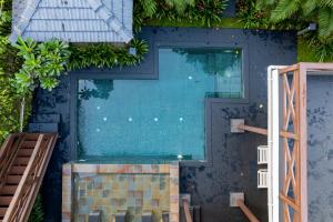 una vista aérea de una piscina en una casa en Elivaas Indah Luxe 4BHK Villa with Pvt Pool, Moira, en Old Goa