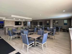 a restaurant with tables and chairs and a bar at Comfort Suites Seabrook - Kemah in Seabrook