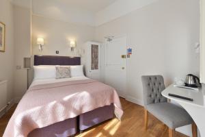 Postel nebo postele na pokoji v ubytování Harlingford Hotel