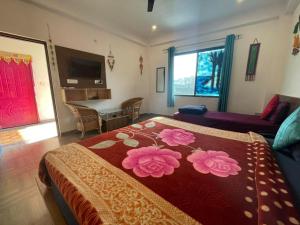 Un pat sau paturi într-o cameră la Orchid Hotel and Hostel