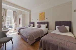 Postel nebo postele na pokoji v ubytování Harlingford Hotel