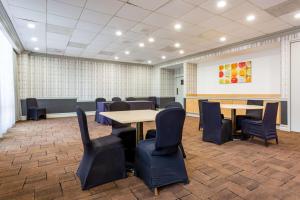 une salle de conférence avec une table et des chaises dans l'établissement Comfort Inn & Suites Baltimore Inner Harbor, à Baltimore