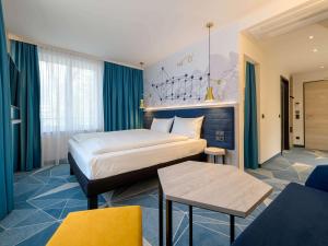 ibis Styles Bad Reichenhall客房内的一张或多张床位