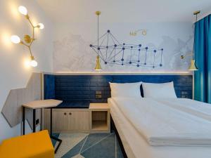 ibis Styles Bad Reichenhall客房内的一张或多张床位
