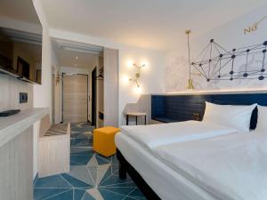 ibis Styles Bad Reichenhall客房内的一张或多张床位