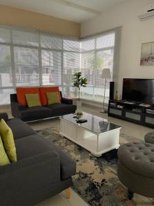 sala de estar con sofá y mesa de centro en Homestay Fe-feeling Artis with 4 Bedrooms, en Rawang