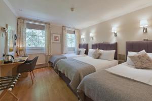 Postel nebo postele na pokoji v ubytování Harlingford Hotel
