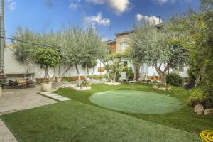 une cour d'une maison avec un putting-green dans l'établissement Cal Marcos, à Torregrosa