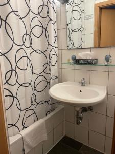 a bathroom with a sink and a mirror at Hotel Starlight in Frankfurt/Main