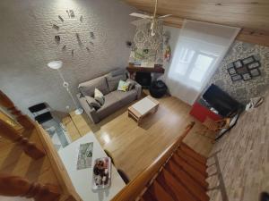 vista sul soffitto di un soggiorno con divano e TV di Apartamento Santa Agueda a Burgos