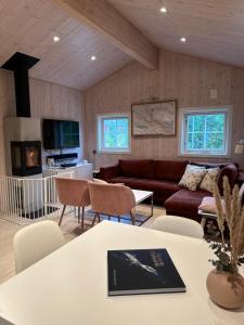 uma sala de estar com um sofá e uma mesa em Fresh Familie Hytte Hemsedal em Hemsedal