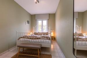 um quarto com 2 beliches e uma janela em Villa Bakboord em Oostende
