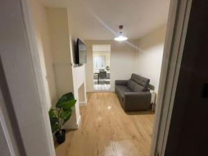 sala de estar con sofá y TV en Big 1 Bedroom London House 2 bathroom, en Plumstead