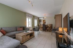 sala de estar con sofá y mesa en Villa Bakboord en Ostende