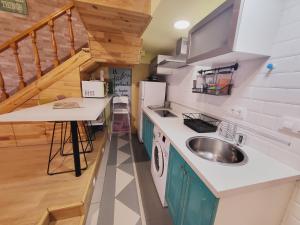a small kitchen with a sink and a counter at Apartamento Santa Agueda in Burgos