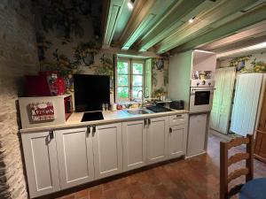 Kuchyňa alebo kuchynka v ubytovaní Charmant logement dans un écrin de verdure