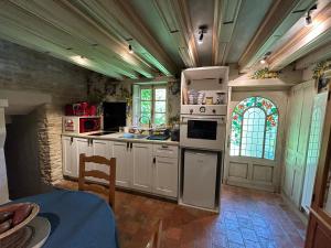Kuchyňa alebo kuchynka v ubytovaní Charmant logement dans un écrin de verdure