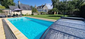 Bazén v ubytovaní Charmant logement dans un écrin de verdure alebo v jeho blízkosti