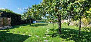 Vonkajšia záhrada v ubytovaní Charmant logement dans un écrin de verdure