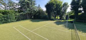 Tenis alebo squash v ubytovaní Charmant logement dans un écrin de verdure alebo jeho okolí