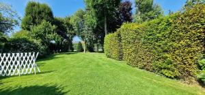 Vonkajšia záhrada v ubytovaní Charmant logement dans un écrin de verdure